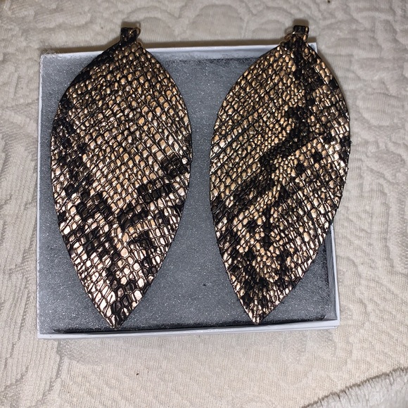 🐬Gold leaf Earrings - Picture 2 of 3